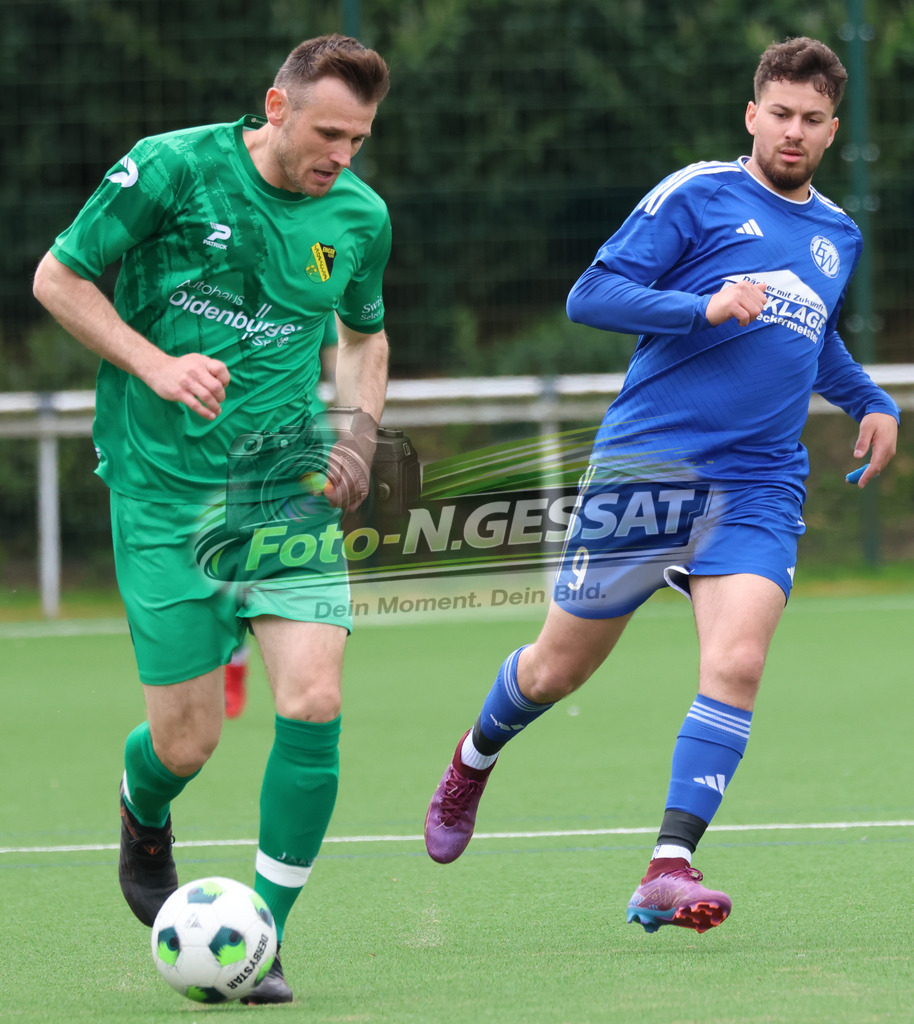 SC Enger - SV Enger-Westerenger | Auf dem Bild zu sehen: grün SC Enger: Waldemar Jurez ; blau SV Enger-Westerenger: Taha Baroude SC Enger, SV Enger-Westerenger, Saison 25/26, Kreisliga A, Enger, Deutschland - Realisiert mit Pictrs.com