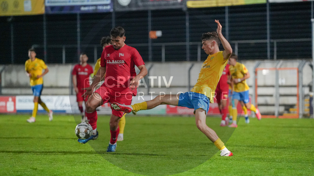 Fußball, Herren, Saison 2025/2026, Regionalliga Nordost, 8. Spieltag, FSV 63 Luckenwalde vs. FC Hertha 03 Zehlendorf, Dienstag 16.09.2025, Werner-Seelenbinder-Stadion Luckenwalde, | Fußball, Herren, Saison 2025/2026, Regionalliga Nordost, 8. Spieltag, FSV 63 Luckenwalde vs. FC Hertha 03 Zehlendorf, Dienstag 16.09.2025, Werner-Seelenbinder-Stadion Luckenwalde, Im Bild: Ernes Smailovic (l. Zehlendorf) und Tim Maciejewski (r. Luckenwalde) - Realisiert mit Pictrs.com