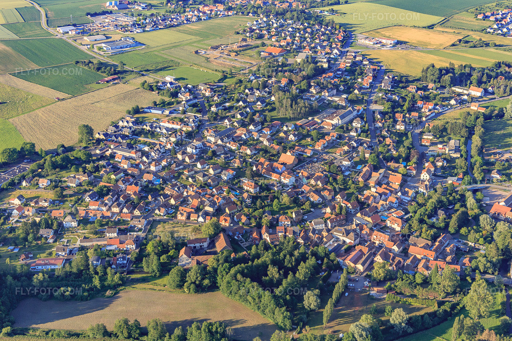 Aerial view: View of the town from the southwest in Val-de-Moder in the state Bas-Rhin, France. – Photo: IMG_115445.jpg taken on 06/16/2019 by Werner Riehm/FLY-FOTO.com – Resolution of the original: 5472 x 3648 px