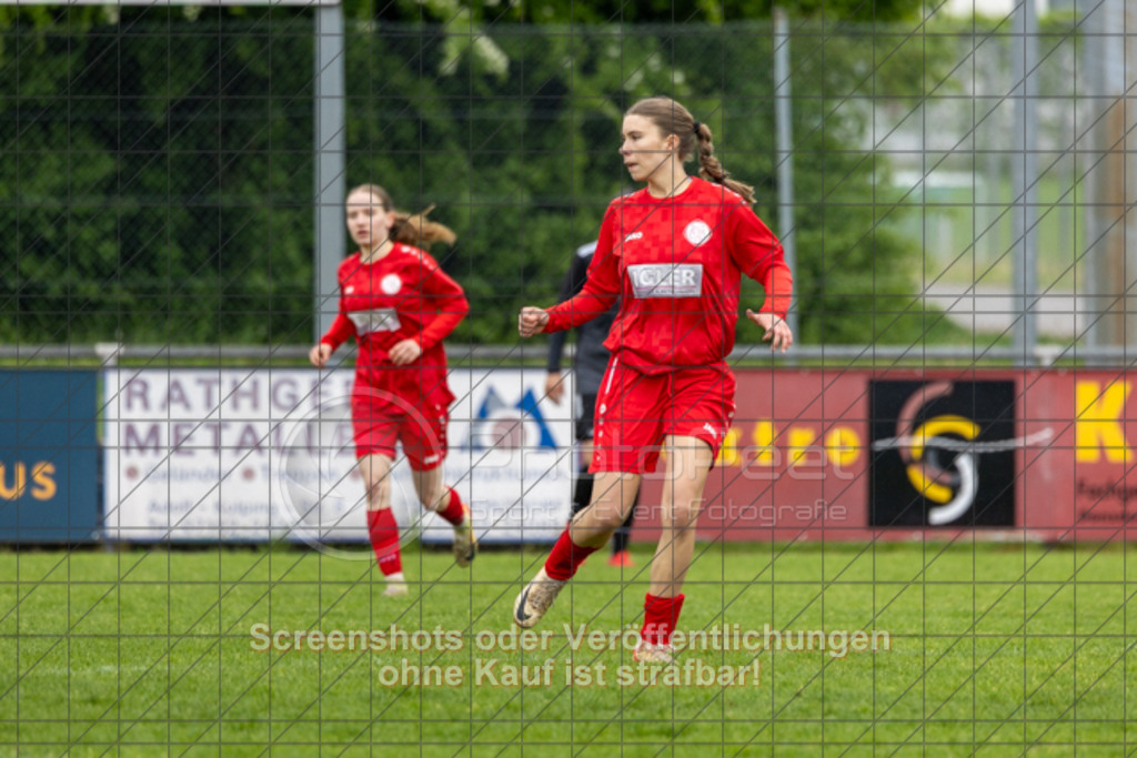 20250504_142933_0427 | #,1.FC Donzdorf (rot) vs. TSV Frommern (schwarz), Fussball, Frauen-Verbandsliga Württemberg, 18. Spieltag, Saison 2024/2025, Rasenplatz Lautertal Stadion, Süßener Straße 16, 73072 Donzdorf, 04.05.2025 - 13:00 Uhr,Foto: PhotoPeet-Sportfotografie/Peter Harich