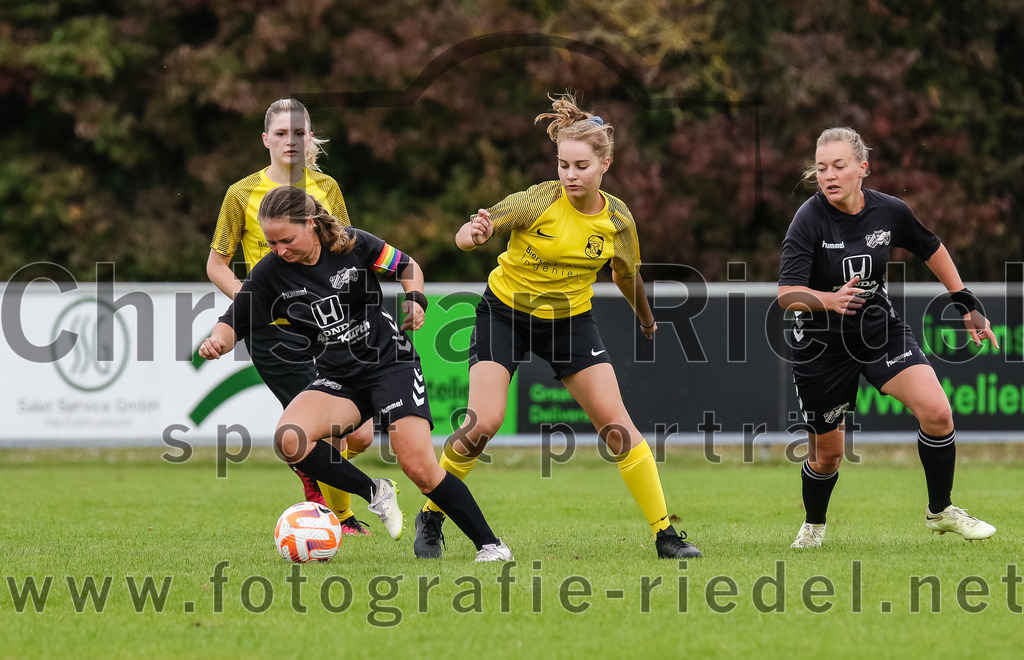 2023-10-08_026_FC_Moosinning_gegen_SG_TSV_St_Wolfgang-FC_Lengdorf | Moosinning, Deutschland, 08.10.2023:
Fußball, Kreisliga 2023 / 2024, 4. Spieltag, FC Moosinning gegen (SG) TSV St.Wolfgang/FC Lengdorf, Endergebnis: 

Evi Brandlhuber ((SG) TSV St.Wolfgang/FC Lengdorf, #7), Anna Anzenberger (FC Moosinning, #8)

Foto: Christian Riedel / fotografie-riedel.net