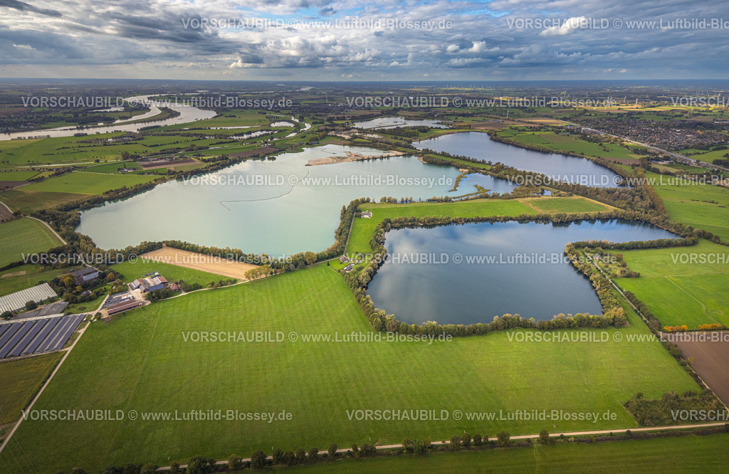 Rees241009937ReeserMeer | Luftbild, Seenplatte Reeser Meer und Haffensche Landwehr, Seen und grüne Wiesen, hinten der Fluss Rhein, Fernsicht und blauer Himmel mit Wolken, Haffen, Rees, Niederrhein, Nordrhein-Westfalen, Deutschland