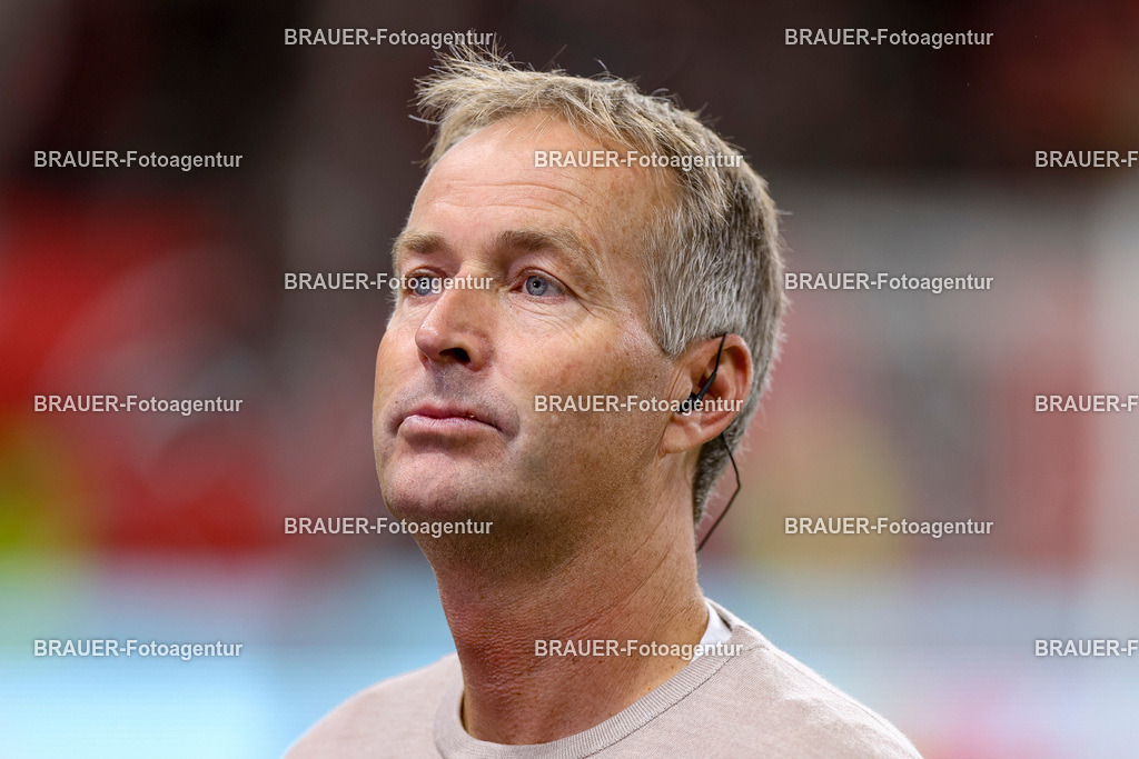 Bayer 04 Leverkusen vs Eintracht Frankfurt - Bundesliga  | Leverkusen, Deutschland, 12.09.25:   Trainer Kasper Hjulmand (Bayer 04 Leverkusen) schaut waehrend des Spiels der Bundesliga zwischen  Bayer 04 Leverkusen vs Eintracht Frankfurt in der BayArena(Foto von Brauer-Fotoagentur / Adrian Schlueter)
