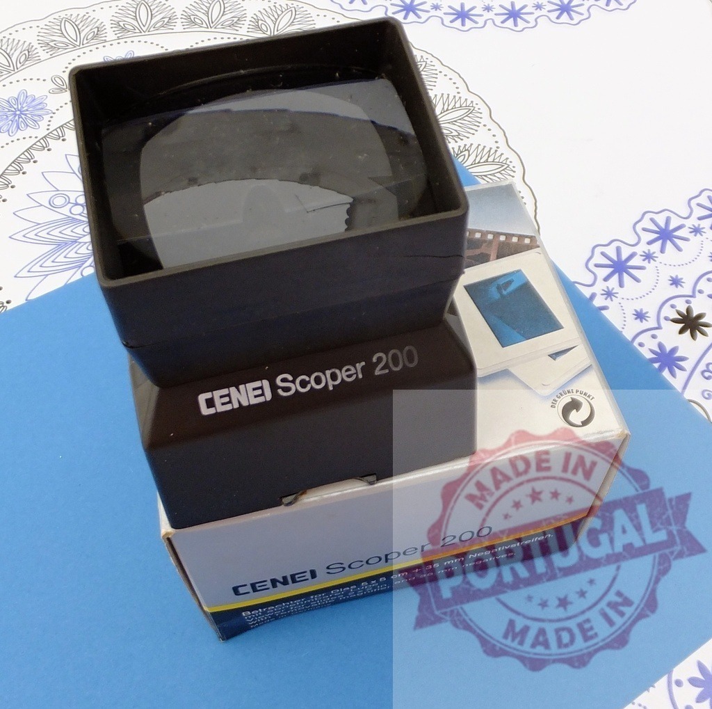 CENEI Scoper 200 slide viewer for vintage photography | CENEI Scoper 200 slide viewer resting on its original box - Realisiert mit Pictrs.com