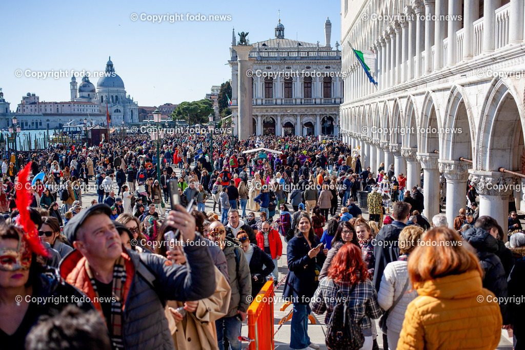 Italien_ Venedig_ 03.03.2025-36 | 03.03.2025, Italien, ITA, Venetien, Venedig, im Bild Venedig, Stadtansichten, Touristen, Reisefeature, Karneval, Masken, maskiert, venezianisch, Reise, Venedig, Venezia, Venetien, Stadtansicht, Campanile, Canale Grande, Markusplatz, Markuskirche, Touristen, Gondel, Gondolere, Faehre, Motorboot, Wassertaxi, Vaporetto, Adria, Lagune, Pfahlbauten, Bruecke, Rialtobruecke, La Gondola, Dogenpalast, Italien, Creativ, Kreativ