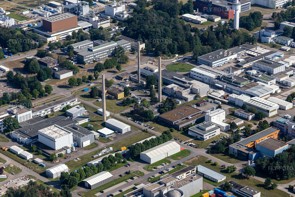 Luftbild: Forschungs- Gebäude und Bürokomplex des Karlsruhe Institut für Technologie Campus Nord mit Institut für Nanotechnologie und EWN GmbH. im Ortsteil Leopoldshafen in Eggenstein-Leopoldshafen im Bundesland Baden-Württemberg in Deutschland. Foto: IMG_128105.jpg vom 12.08.2021 durch Werner Riehm/FLY-FOTO.de