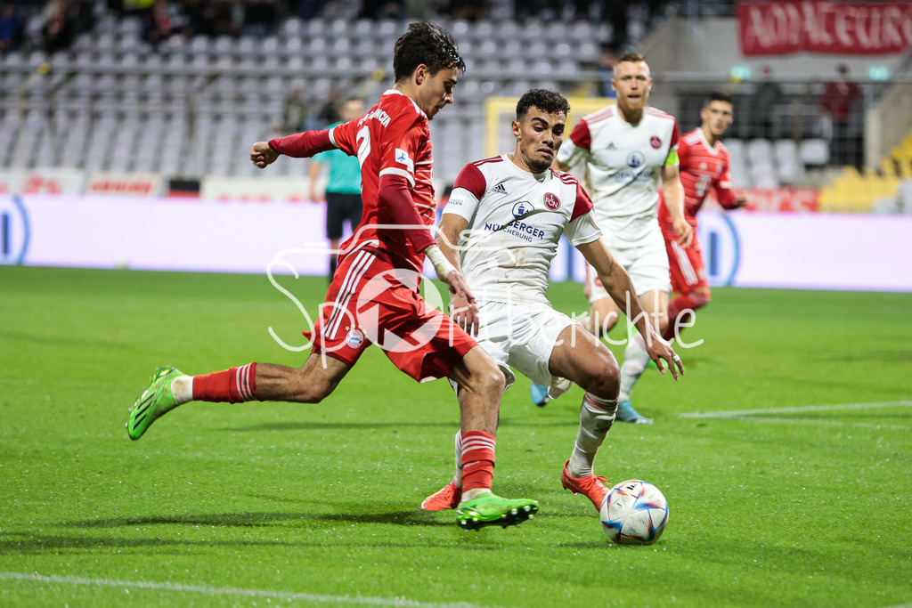 FC Bayern Amateure - 1. FC Nuernberg II | Lucas Copado Schrobenhauser (FCB #9) im Duell mit Ali Loune (FCN #8)