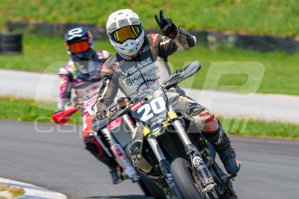 G-Cup + Supermoto Staatsmeisterschaft + Hungarian Supermoto Championship | GRIPcapture steht für authentische Sportfotografie in Österreich – für Momente, die mehr sind als Geschwindigkeit oder Ergebnis. Es geht um Emotion, Spannung, Fokus und den Augenblick, der oft nur einen Wimpernschlag dauert.Ob Motorsport, Teamsport oder 