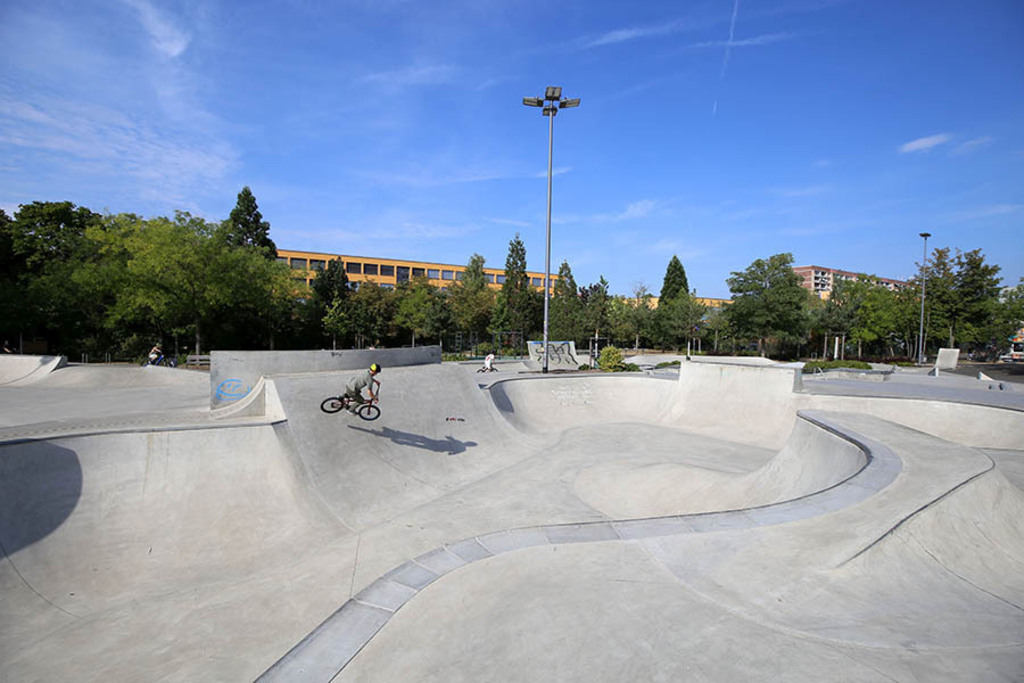 Grünau - Skate-Park (Alte Salzstraße) | Entdecke über 20 Kategorien Leipzig-Motive: Foto-Downloads, hochwertige Poster, Leinwand- & Fine-Art-Prints. Jetzt Lieblingsfoto im Bildlexikon Leipzig Shop bestellen!