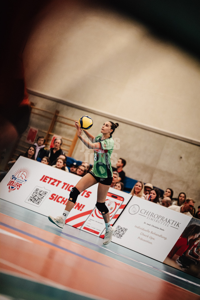 Volleyball | Frauen | Saison 2025/2026 | Volleyball Bundesliga | ETV Hamburger Volksbank Volleys vs. Ladies in Black Aachen | 29.10.2025 | Zoi Mavrommatis (#8, Ladies in Black Aachen) beim Aufschlag