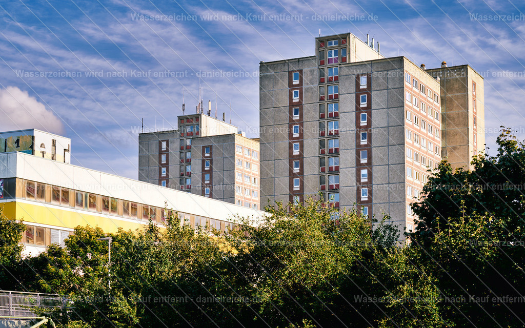Leipzig Grünau Mitte Blick auf PH16-Bauten Stuttgarter Allee (Herbst 2025) | Leipzig Grünau Mitte Blick auf PH16-Bauten Stuttgarter Allee (Herbst 2025) - Realisiert mit Pictrs.com
