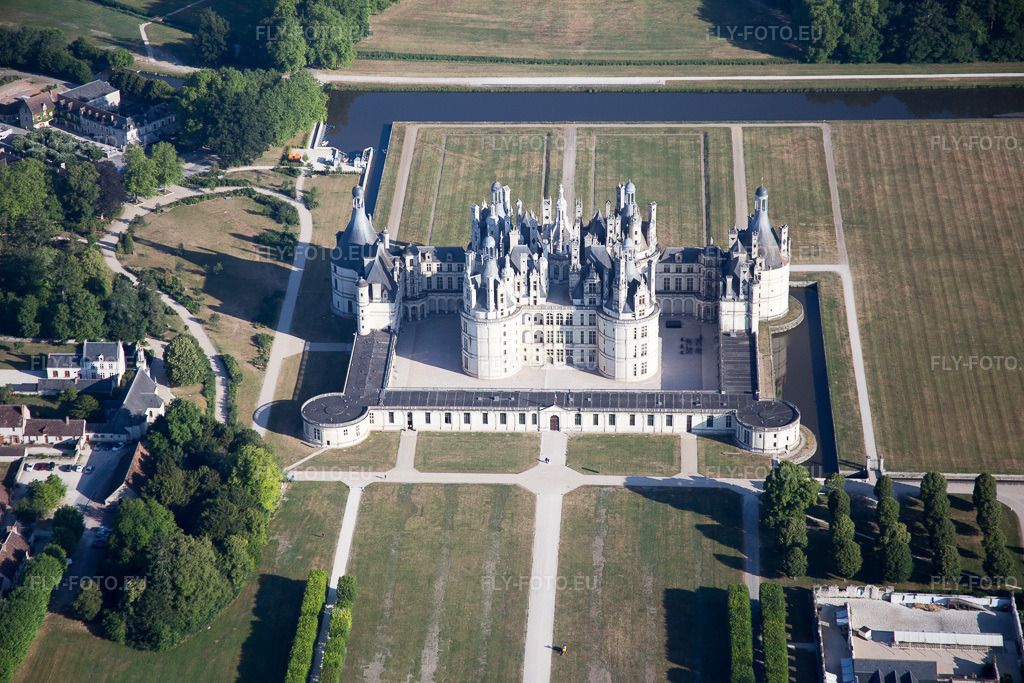 Vue aérienne: Parc du château du Château de Chambord à Chambord dans le département Loir et Cher, France. Photo: IMG_082148.jpg prise le 20/06/2015 par Werner Riehm/FLY-FOTO.euRésolution de l'original: 5472 x 3648 px
