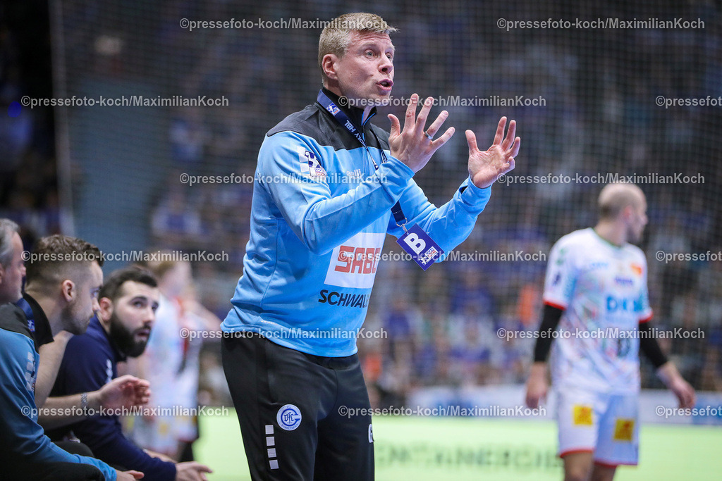 Gum1HBL02032401044 | 02.03.2024, Gummersbach, Handball, Liqui Moly Bundesliga, Schwalbe-Arena, VfL Gummersbach - SC Magdeburg: Headcoach Trainer Gudjon Valur Sigurdsson (VfL Gummersbach) steht verzweifelt gestikulierend an der Seitenlinie