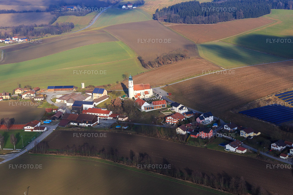 Luftbild: Pfarrkirche Maria Himmelfahrt im Ortsteil Schmidham in Ruhstorf im Bundesland Bayern in Deutschland. Foto: IMG_096023.jpg vom 29.12.2016 durch Werner Riehm/FLY-FOTO.de