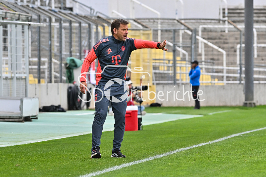 FC Bayern Amateure - FC Würzburger Kickers | im Bild Holger SEITZ Cheftrainer FC Bayern München II / Einzelfoto / Freisteller / Regionalliga Bayern: FC Bayern Amateure - FC Würzburger Kickers; Grünwalder Stadion am 27.09.2025