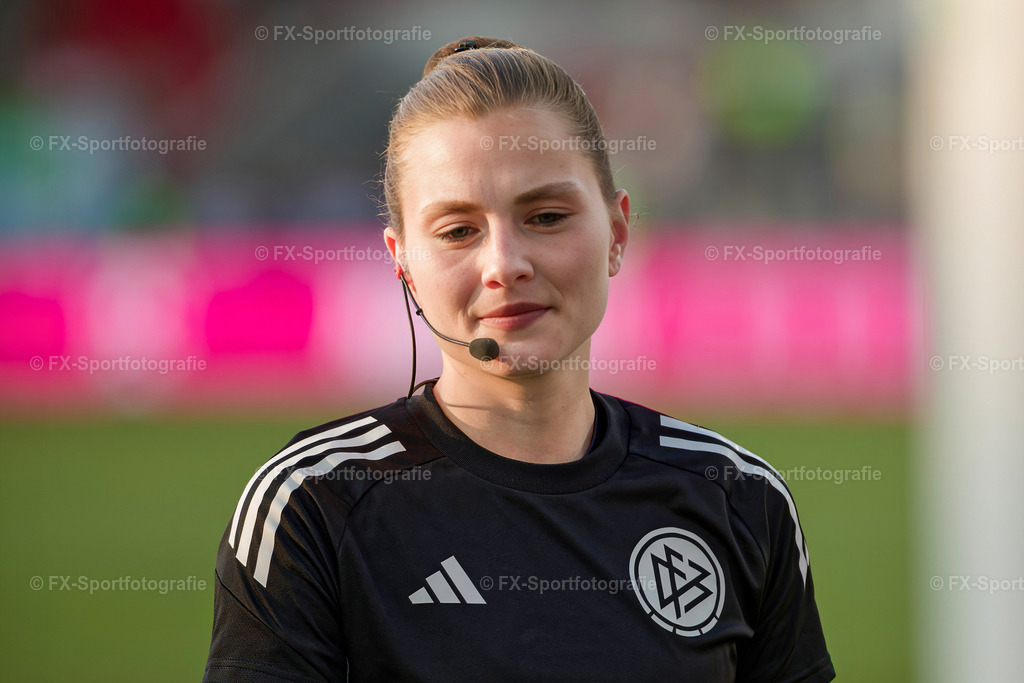 Supercup-Frauen-Bayern-Muenchen-vs-VfL-Wolfsburg 013 | Sportfotos und Eventgalerien von FX-Sportfotografie. Bilder von Fußball, Vereinsveranstaltungen und Events direkt ansehen und als Download bestellen. - Realisiert mit Pictrs.com