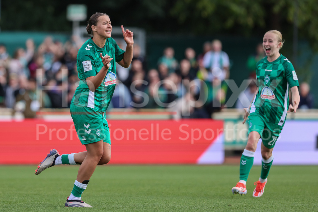 Fussball, Google Pixel Frauen-Bundesliga, SV Werder Bremen - 1. FFC Turbine Potsdam | v.li.: Torschützin Larissa Mühlhaus (SV Werder Bremen, 7) und Caroline Siems (SV Werder Bremen, 21) mit Torjubel, Jubel, jubeln, jubelt, optimistisch, Spielszene, Highlight, Freude über das Tor zum 2:0