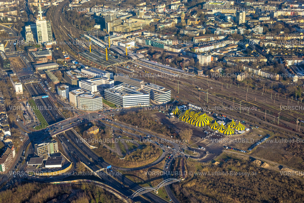 Duisburg241202423 | Luftbild, Baugebiet Dell Viertel, Alter Güterbahnhof und gelbes Zirkus Zelt Flic Flac, Hauptbahnhof Hbf, Dellviertel, Duisburg, Ruhrgebiet, Nordrhein-Westfalen, Deutschland