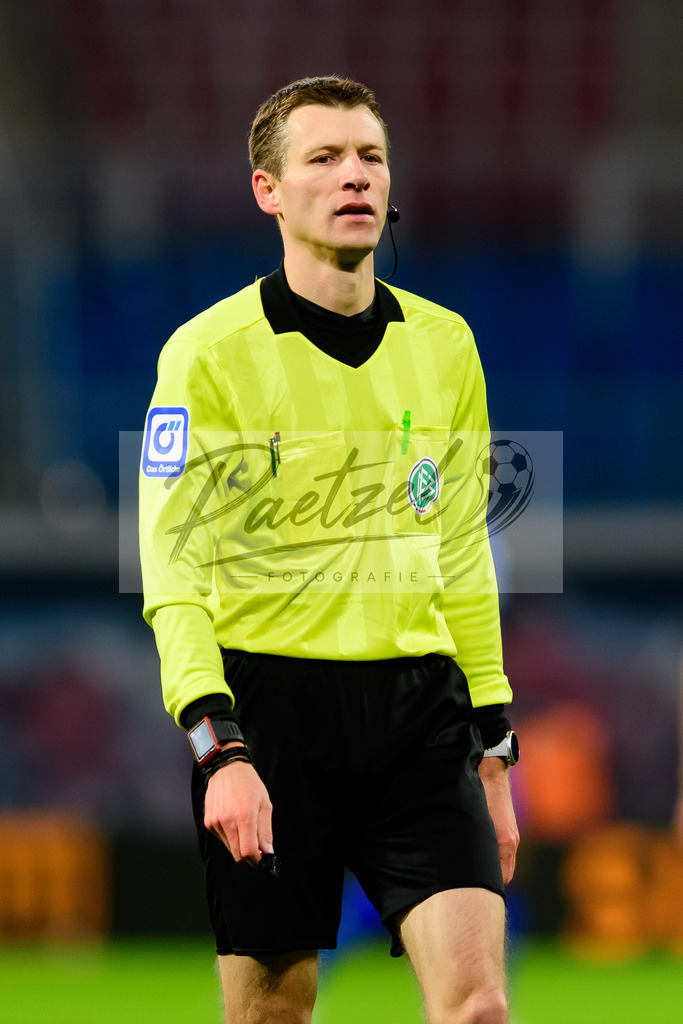 RBLLEV20211128_115 | Fussball, Herren: Schiedsrichter Benjamin Cortus schaut bei dem Spiel der 1. Bundesliga zwischen RB Leipzig und Bayer 04 Leverkusen in der Red Bull Arena am 28.11.2021 in Leipzig, Deutschland.DFB / DFL REGULATIONS PROHIBIT ANY USE OF PHOTOGRAPHS AS IMAGE SEQUENCES AND/OR QUASI-VIDEO. - Realisiert mit Pictrs.com