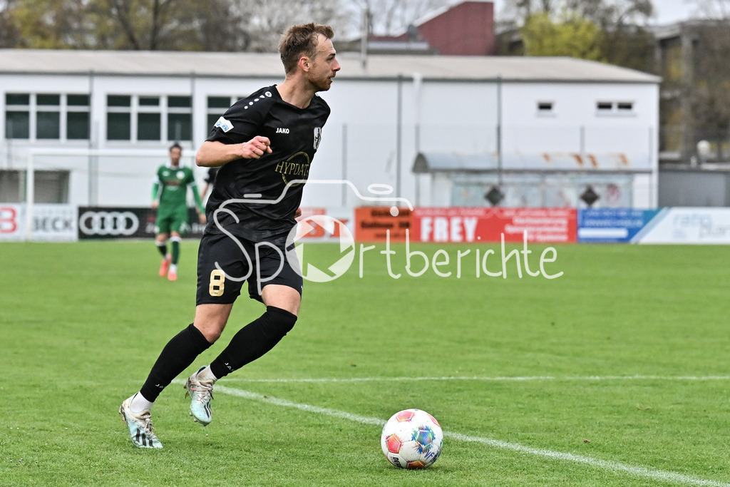 VfB Eichstätt - TSV Schwaben Augsburg | EICHSTÄTT, GERMANY - 14. APRIL: am Ball Felix SCHWARZHOLZ (TSV Schwaben Augsburg 8) / Einzelfoto / Freisteller während dem Match zwischen dem VfB Eichstätt und dem TSV Schwaben Augsburg am 19. Spieltag der Regionalliga Bayern im Hirsch Sportpark