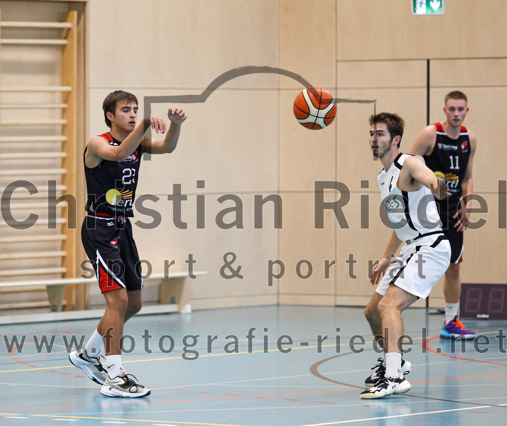 2022-10-16_051_TSV_Vaterstetten_gegen_Baskets_Vilsbiburg_2 | Vaterstetten, Deutschland, 16.10.2022:
Basketball, Bayernliga Herren Südost 2022 / 2023, 1. Spieltag, TSV Vaterstetten gegen Baskets Vilsbiburg 2, Endergebnis: 83:64

J. Lenk (Baskets Vilsbiburg, #23), L. Klepsch (TSV Vaterstetten, #4)

Foto: Christian Riedel / fotografie-riedel.net