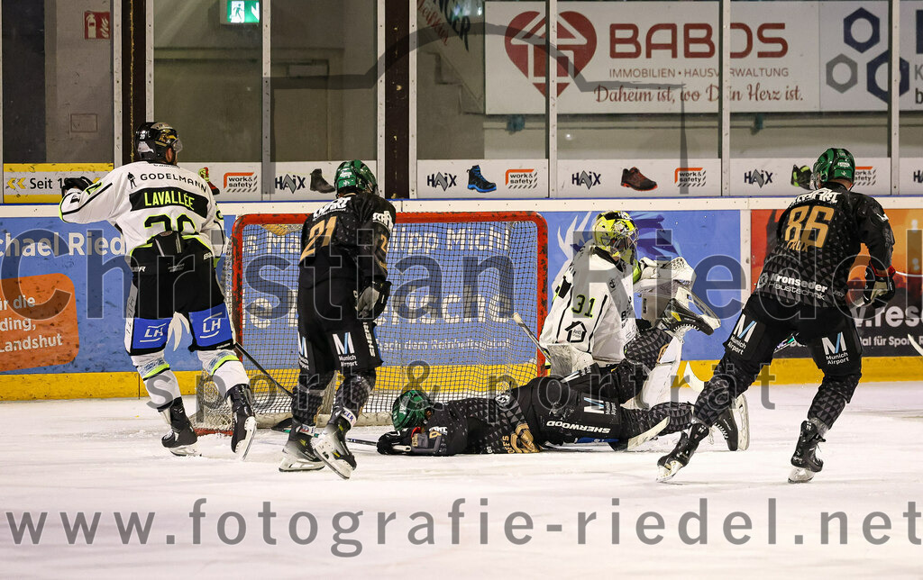 2024-02-16_037_TSV_Erding_gegen_ERSC_Amberg | Erding, Deutschland, 16.02.2024:
Eishockey, Bayernliga Playoffs 2023 / 2024, 1. Spieltag, TSV Erding gegen ERSC Amberg, Endergebnis: 1:2

Kevin Lavallee (ERSC Amberg, #20), Erik Modlmayr (Erding Gladiators, #21), Daniel Krzizok (Erding Gladiators, #18), Torwart Timon Bätge (ERSC Amberg, #31), Michael Trox (Erding Gladiators, #86)

Foto: Christian Riedel / fotografie-riedel.net