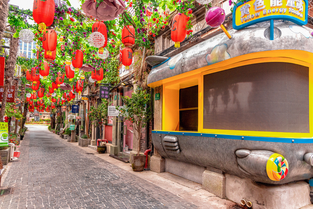 0Y9A8915-Bearbeitet neu Kopie | Das Bild zeigt eine Gasse im belebten Künstlerviertel Tianzifang in Shanghai, China.Wissenswertes über TianzifangEs liegt im ehemaligen Französischen Viertel (French Concession) von Shanghai.Das Viertel ist bekannt für seine traditionellen Shikumen-Häuser (Steintor-Häuser) aus Ziegeln mit engen Gassen.Früher ein Industrie- und Wohngebiet, wurde es in den 2000er-Jahren in ein kreatives Zentrum umgewandelt. Heute finden sich dort zahlreiche Boutiquen, Kunstgalerien, Ateliers, Cafés und Bars - Realisiert mit Pictrs.com