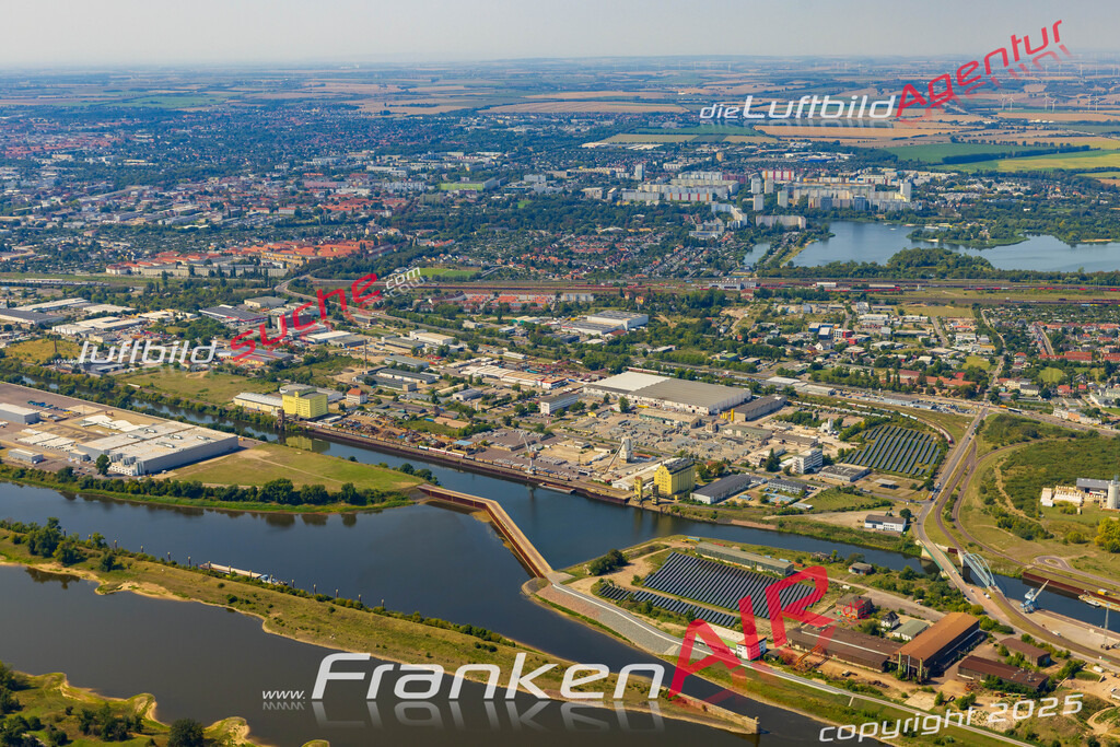 Industriehafen Magdeburg Bild- Das Luftbild wurde 2025 vom UL-Flugzeug heraus erstellt ( keine Drohne bzw. Drohnenaufnahme ) - Hochauflösende Luftaufnahme -Nicht vergleichbar mit Google Maps oder Satelittenbilder- Die Geschenkidee !Mit Lizenz und Bildrechte bestellbar - CC