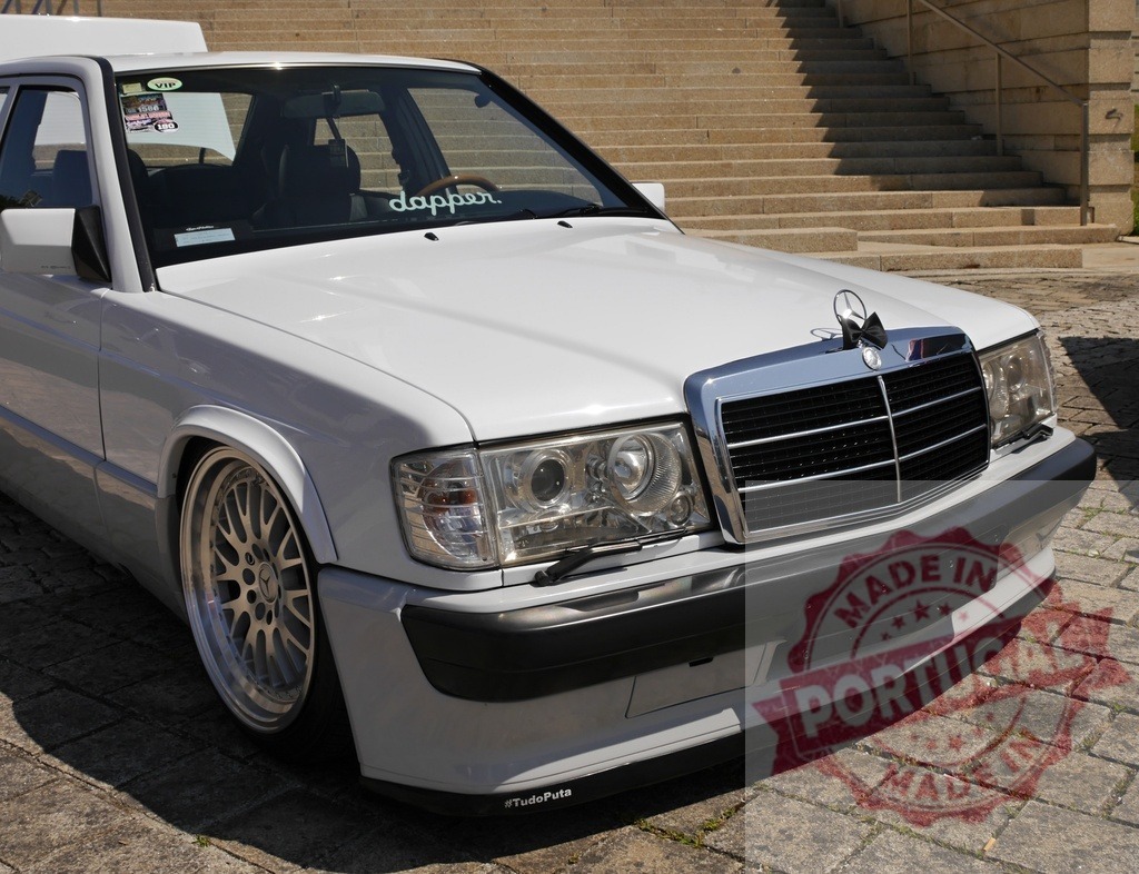 White Mercedes-Benz 190E W201 classic car stance tuning | White Mercedes-Benz 190E W201 displaying custom wheels and lowered stance - Realisiert mit Pictrs.com