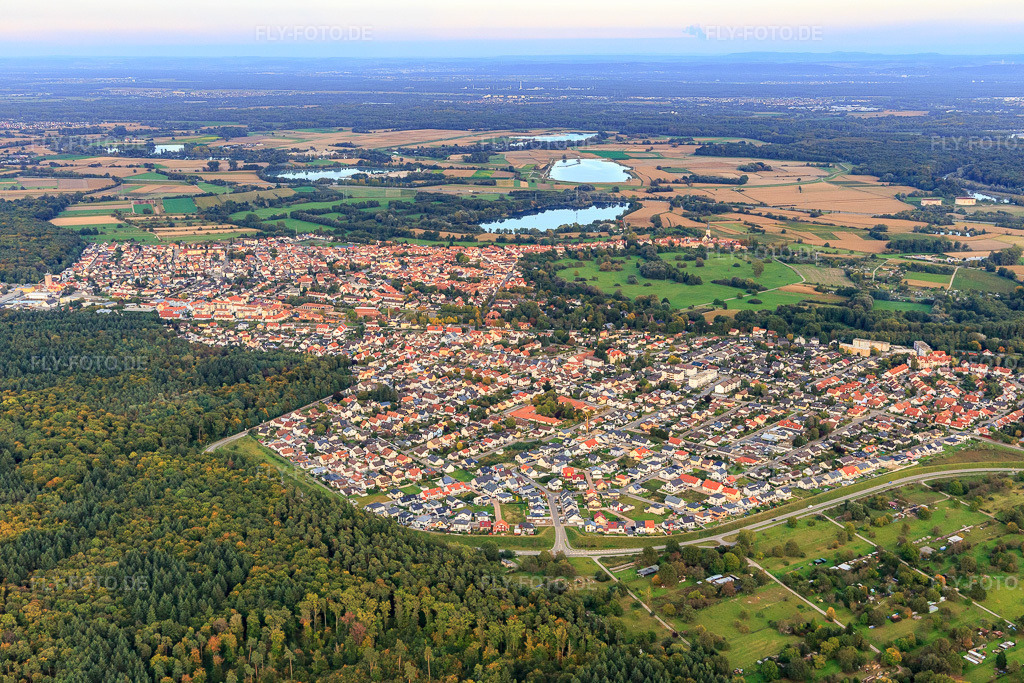 Luftbild: Stadtansicht aus Westen in Jockgrim im Bundesland Rheinland-Pfalz in Deutschland. Foto: IMG_103875.jpg vom 01.10.2017 durch Werner Riehm/FLY-FOTO.de