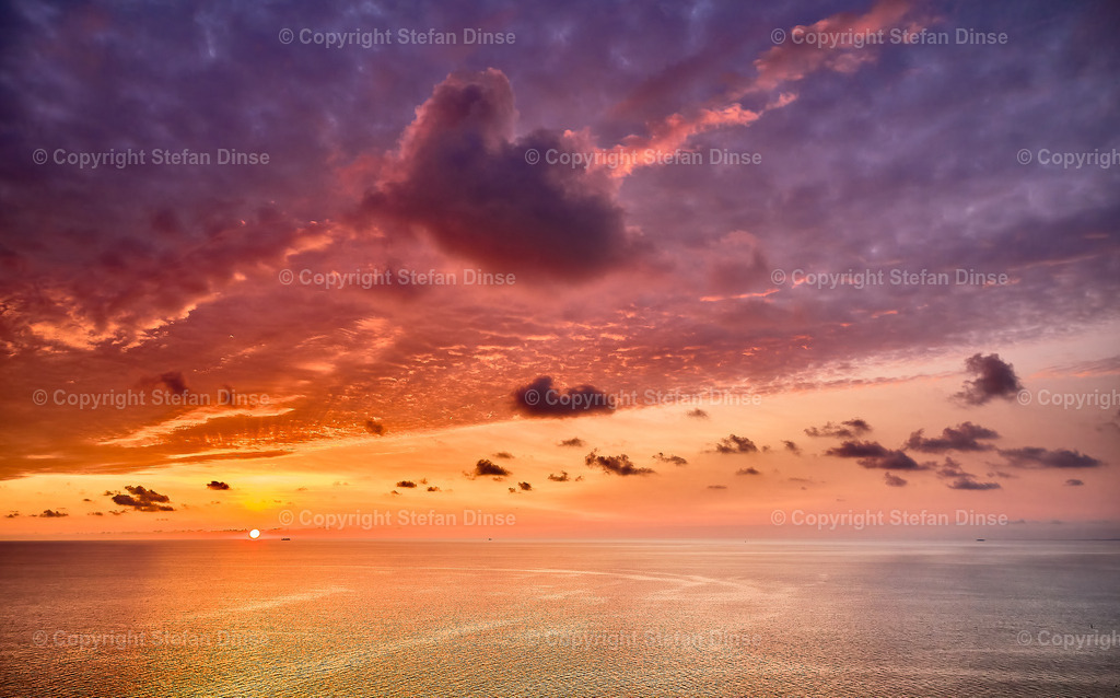 PANO0007 68 | Findlinge im Eis, Zeesenboote bei der Traditionsregatta, eine Seebrücke im Sonnenaufgang - mit den Bildern aus dieser Galerie erhalten Sie wunderschöne Aufnahmen über das ganze Jahr. Ein tolles Produkt zum Verschenken, Werben oder zum Träumen vom nächsten - Realisiert mit Pictrs.com