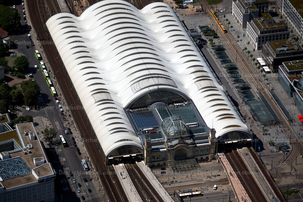 3803707 | DRESDEN 07.09.2021 Gleisverlauf und der Gebäude des Hauptbahnhofes Dresden der Deutschen Bahn in Dresden im Bundesland Sachsen, Deutschland. Weiterführende Informationen bei: DB Netz AG,  Deutsche Bahn AG,  Foster + Partners,  Heitkamp Construction GmbH,  Ingenieurbüro Brogsitter,  SSF Ingenieure AG. // Track progress and building of the main station of the railway in Dresden in the state Saxony, Germany. Further information at: DB Netz AG,  Deutsche Bahn AG,  Foster + Partners,  Heitkamp Construction GmbH,  Ingenieurbuero Brogsitter,  SSF Ingenieure AG. Foto: Gerhard Launer
