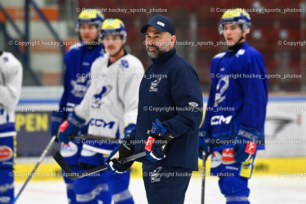 Eistrainig EC VSV mit Headcoach Pierre Allard | Eistrainig EC VSV mit Headcoach Pierre Allard, 1. Eistrainig EC VSV mit Headcoach Pierre Allard am 02.12.2025 in Villach (Stadthalle Villach), Austria, (Photo by Bernd Stefan)