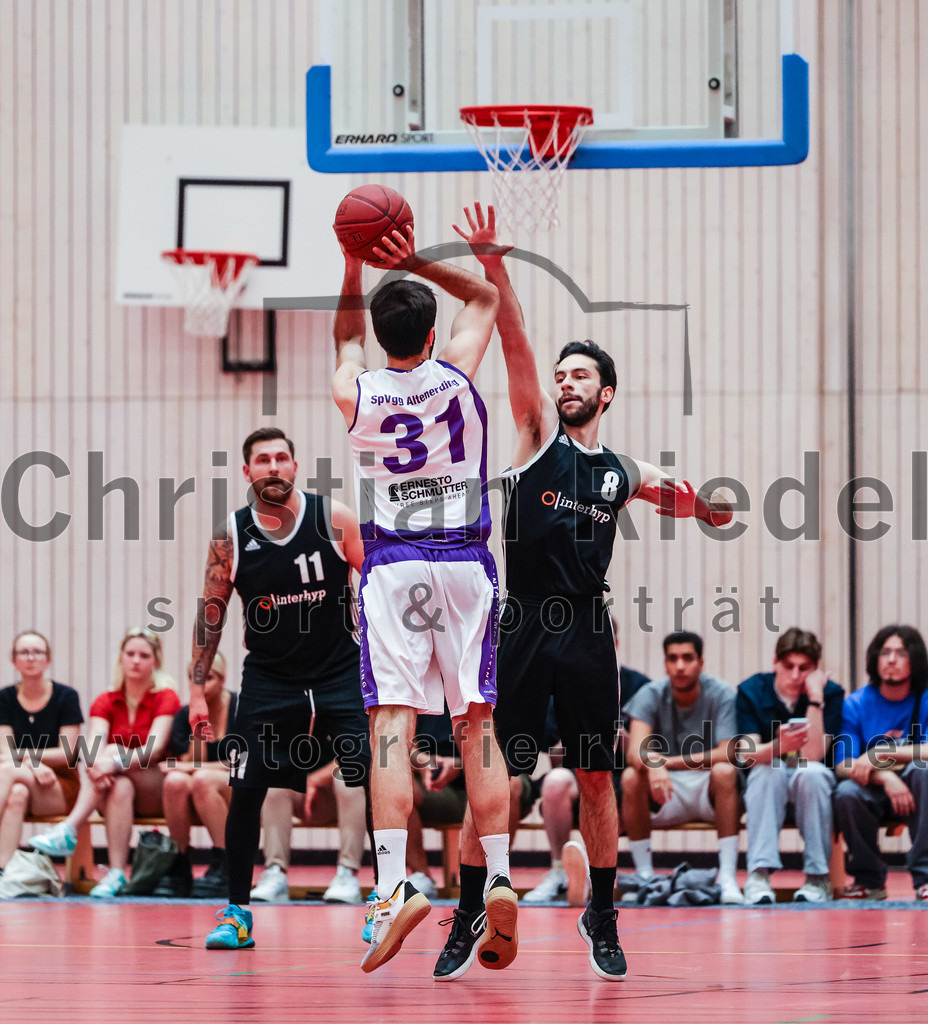 2022-05-15_034_SpVgg_Altenerding_gegen_TSV_Muenchen-Forstenried | Erding, Deutschland, 15.05.2022:
Basketball, Bezirksliga 2021 / 2022, Play-Offs, SpVgg Altenerding gegen TSV München-Forstenried, Endergebnis: 55:57

Alexej Simon (TSV München-Forstenried, #11), Sasa Sukovic (SpVgg Altenerding, #31), Marlo Gajic (TSV München-Forstenried, #8)

Foto: Christian Riedel / fotografie-riedel.net