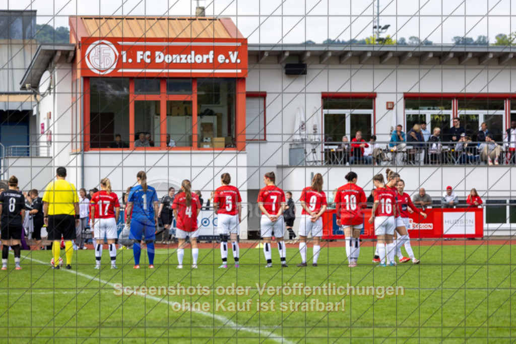 20250928_130244_0019 | #,1.FC Donzdorf (schwarz) vs. TV Derendingen (rot), Fussball, Frauen-Verbandsliga Württemberg, 03. Spieltag, Saison 2025/2026, Rasenplatz Lautertal Stadion, Süßener Straße 16, 73072 Donzdorf, 28.09.2025 - 13:00 Uhr,Foto: PhotoPeet-Sportfotografie/Peter Harich