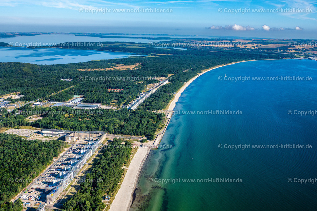 Binz_Prora_Rügen_ELS_7225100822 | PRORA 10.08.2022 Gebäudekomplex der ehemaligen KdF Anlage " Koloss von Prora " im Ortsteil Prora in Binz im Bundesland Mecklenburg-Vorpommern. Das ehemalige KdF Bad Prora und die ehemaligen NVA - Kasernenanlagen werden zu einer attraktiven Eigentumswohnanlage mit Ferienwohnungen am Strand der Ostsee umgebaut, modernisiert und saniert. // Building complex of the former military barracks " Koloss von Prora " in Prora in the state Mecklenburg - Western Pomerania. Foto: Martin Elsen
