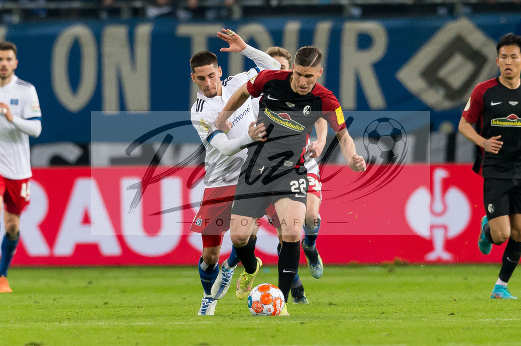 HSVSCF20220419_349 | Fussball, Herren: Ludovit Reis (Hamburger SV) und Roland Sallai (SC Freiburg) im Zweikampf beim DFB-Pokal-Halbfinalspiel zwischen Hamburger SV und SC Freiburg im Volksparkstadion am 19.04.2022 in Hamburg, Deutschland.DFB / DFL REGULATIONS PROHIBIT ANY USE OF PHOTOGRAPHS AS IMAGE SEQUENCES AND/OR QUASI-VIDEO. - Realisiert mit Pictrs.com