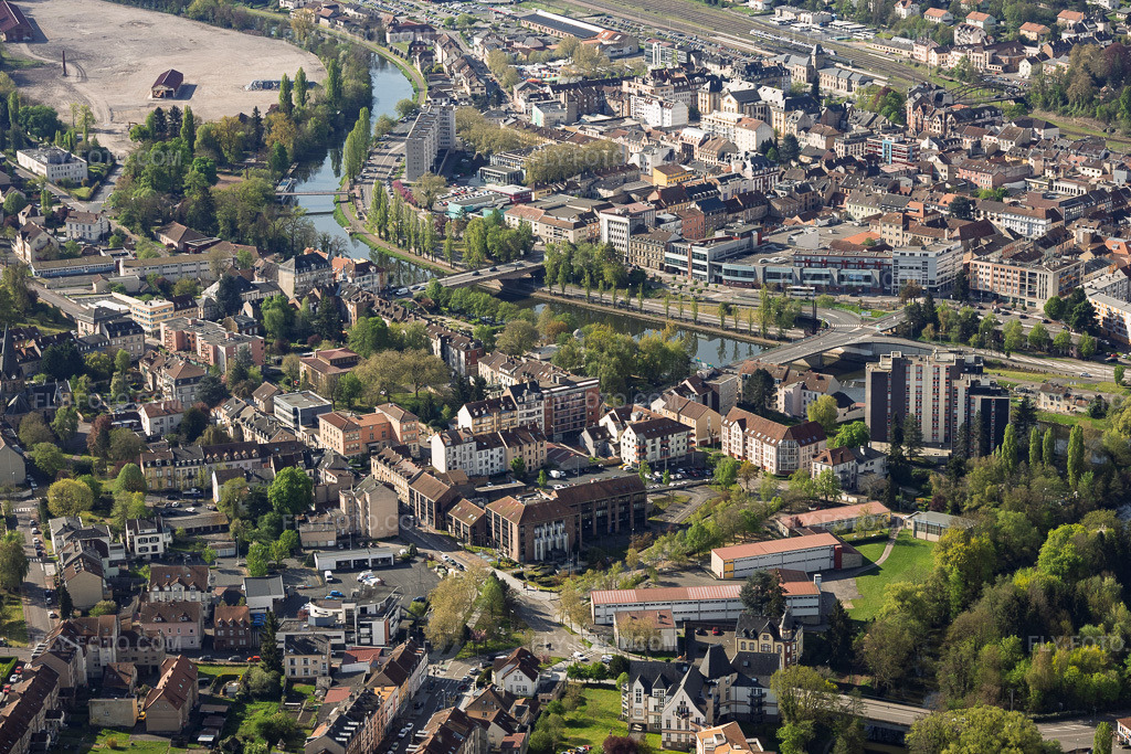 Aerial view: Course of the Saar River through the city with two bridges and IUT de Moselle-Est, Université de Lorraine in the district Blies Sud in Saargemünd in the state Moselle, France. – Photo: IMG_154957.jpg taken on 04/18/2026 by Werner Riehm/FLY-FOTO.com – Resolution of the original: 5715 x 3810 px – IUT Moselle-Est