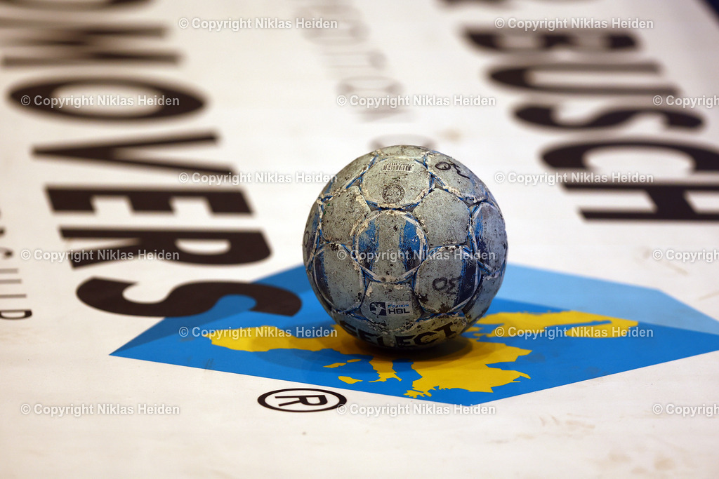 NH_HandballSportVereinHamburg_VfLGummersbach_HandballBundesliga_27022025 | Ein Handball beim Spiel HSV Hamburg gegen den VfL Gummersbach.Handball I Herren I Bundesliga (Daikin HBL) I Saison 2024-2025 I 21. Spieltag I HSV Hamburg - VfL Gummersbach I 27.02.2025 I Sporthalle Hamburg