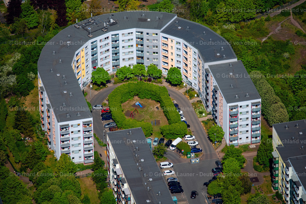 4026563 | ERFURT 07.05.2020 Hochhäuser im Wohngebiet einer industriell gefertigten Plattenbau- Siedlung Am Katzenberg im Ortsteil Melchendorf in Erfurt im Bundesland Thüringen, Deutschland. Weiterführende Informationen bei: TAG Immobilien AG. // Skyscrapers in the residential area of industrially manufactured settlement Am Katzenberg in the district Melchendorf in Erfurt in the state Thuringia, Germany. Further information at: TAG Immobilien AG. Foto: Gerhard Launer