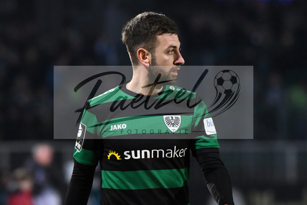 20200214_SCPFWK_0093 | Fussball, Herren: Kevin Rodrigues Pires (SC Preussen Muenster) schaut waehrend des Spiels der 3. Liga zwischen SC Preussen Muenster und FC Wuerzburger Kickers im Preussenstadion am 14.02.2020 in Muenster, Deutschland.DFB / DFL REGULATIONS PROHIBIT ANY USE OF PHOTOGRAPHS AS IMAGE SEQUENCES AND/OR QUASI-VIDEO. - Realisiert mit Pictrs.com