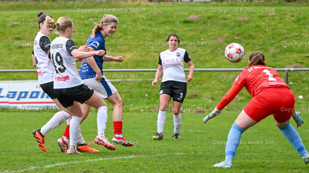 Holstein Kiel vs SV Hastenbeck | Ronja Jürgensen (Holstein #8 schiesst links am Tor vorbei) vs Sophie Schäpsmeier (Hastenbeck #4 li.) &amp; Ida Borcherding (Hastenbeck #19) &amp; Sarah Nicotra (Hastenbeck #1) / Fußball-Regionalliga Nord Frauen 2025/2026 / Holstein Kiel vs SV Hastenbeck / Waldwiese / Kiel / 19.04.26 - Realisiert mit Pictrs.com
