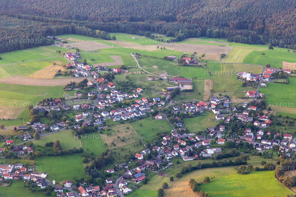 Luftbild: Ortsansicht von Süden im Ortsteil Weiten-Gesäß in Michelstadt im Bundesland Hessen in Deutschland. – Foto: IMG_142657.jpg vom 18.07.2024 durch Werner Riehm/FLY-FOTO.de – Auflösung des Originals: 5472 x 3648 px