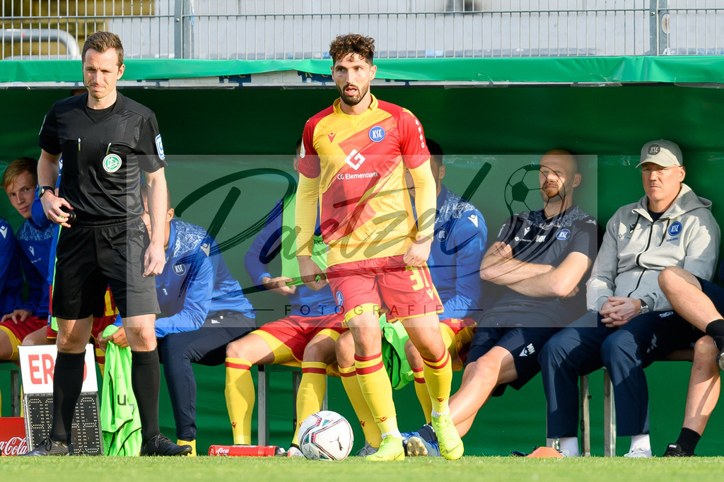LOTKSC20210809_165 | Fussball, Herren: Fabio Kaufmann (Karlsruher SC) in Aktion, am Ball, Einzelaktion beim Spiel der 1. Runde im DFB-Pokal zwischen SF Lotte und Karlsruher SC im Stadion am Lotter Kreuz am 09.08.2021 in Lotte, Deutschland.DFB / DFL REGULATIONS PROHIBIT ANY USE OF PHOTOGRAPHS AS IMAGE SEQUENCES AND/OR QUASI-VIDEO. - Realisiert mit Pictrs.com