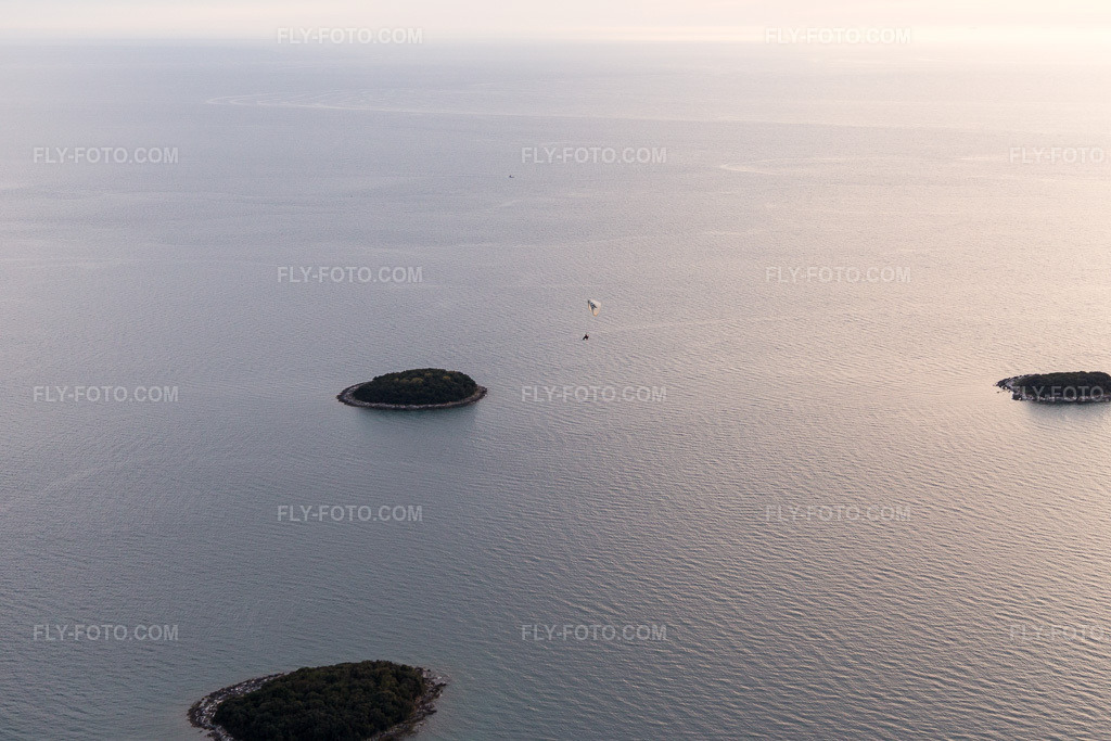 Aerial view: View of the town in Funtana in the state Gespanschaft Istrien, Croatia. – Photo: IMG_106435.jpg taken on 04/14/2018 by Werner Riehm/FLY-FOTO.com – Resolution of the original: 5472 x 3648 px