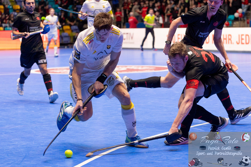 Volvo E.R.B. Final 4 Halbfinale Männer: Harvestehuder HTC - Gladbacher HTC, 25.01.2025 | Gracjan Jarzynski (Harvestehuder THC #31) & Felix Krause (Gladbacher HTC #29) im Kampf um den Ball, Harvestehuder HTC - Gladbacher HTC, Frankfurt, Süwag Arena, 25.1.2025 - Realisiert mit Pictrs.com