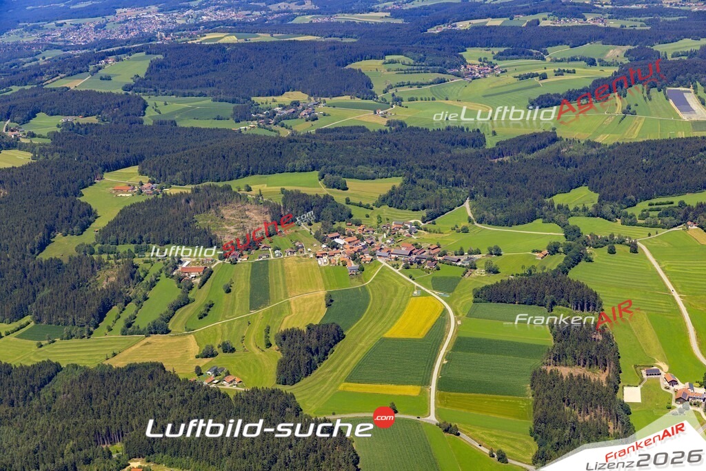 Die Luftaufnahme Ebertsried - Kirchberg im Wald wurde 2022 vom Flugzeug aus (keine Drohne) erstellt. Hohe Auflösung -für große Poster und Wandbilder geeignet - Garantiert!