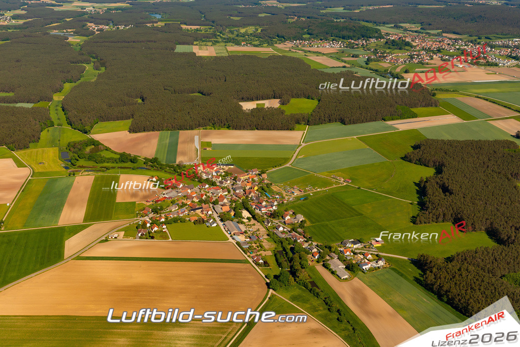 Das Luftbild zeigt : Ebersbach Abenberg - Die Luftaufnahme wurde 2024 vom UL-Flugzeug aus erstellt ( keine Drohne ) - Hochauflösende Luftaufnahme - Für grossformatige Ausdrucke geeignet. Die Geschenkidee !Mit Lizenz und Bildrechte bestellbar