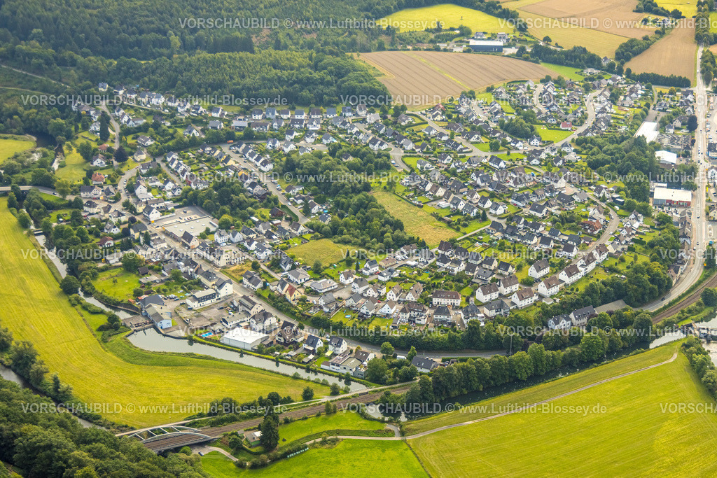 Meschede250806974 | Luftbild, Einfamilienhaus-Wohngebiet Ortsansicht an der Bahnhofstraße, Fluss Ruhr Untergraben und Bahnlinie, Freienohl, Meschede, Sauerland, Nordrhein-Westfalen, Deutschland