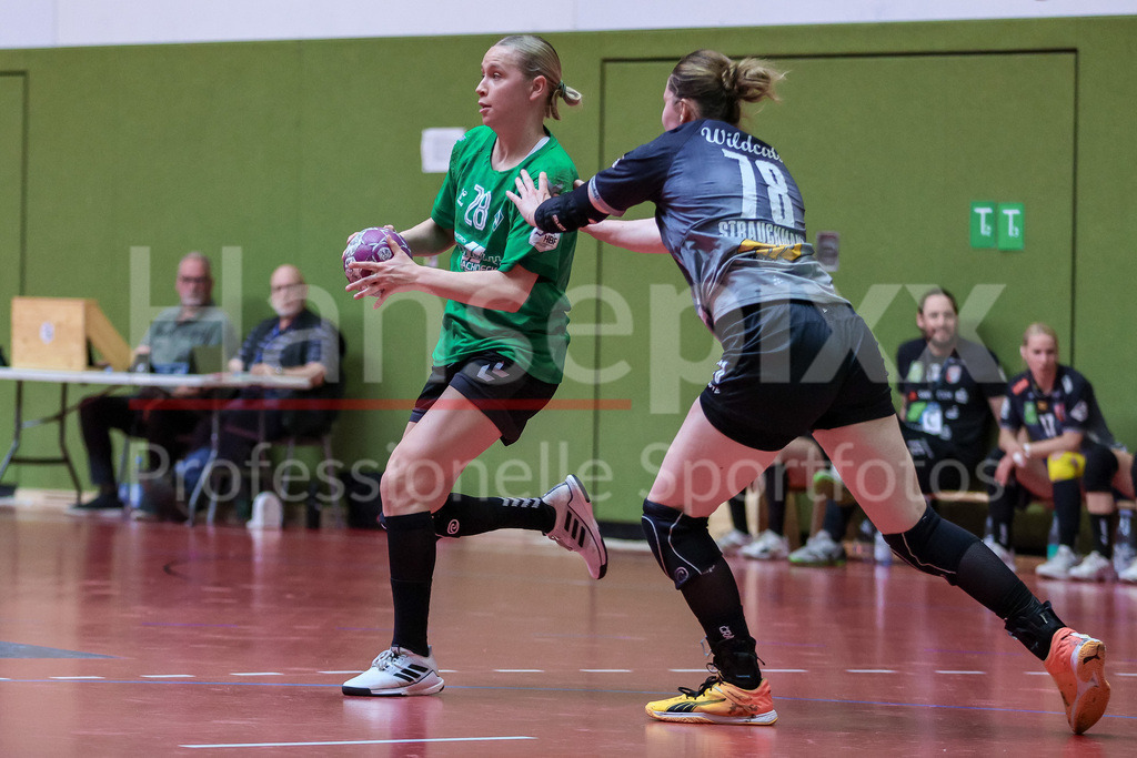 Handball, 2. Bundesliga Frauen, SV Werder Bremen - SV Union Halle-Neustadt | v.li.: Leni Ruwe (SV Werder Bremen, 28) und Lucy Strauchmann (SV Union Halle-Neustadt, 78) im Zweikampf, Duell, Spielszene, Aktion, Action